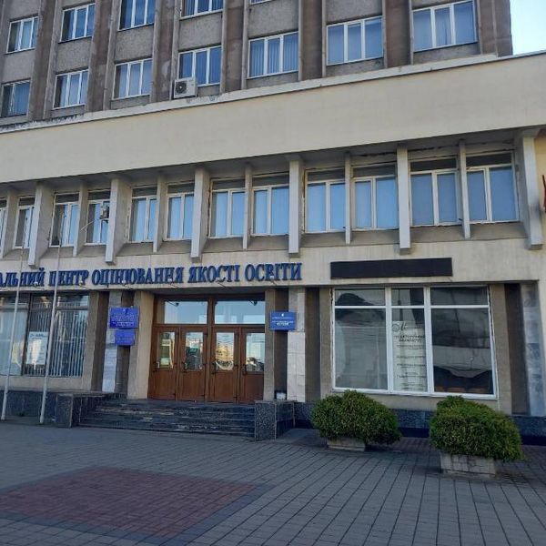 Фасад будівлі Педагогічного інституту м.Івано-Франківськ, вул.Бандери, 1.jpg