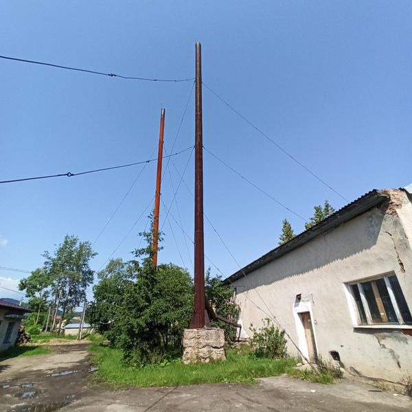 Фото металевої димової труби, що знаходиться за адресою: смт. Перегінське, вул. С. Довбуша, 11, загальною площею 40 м.кв.